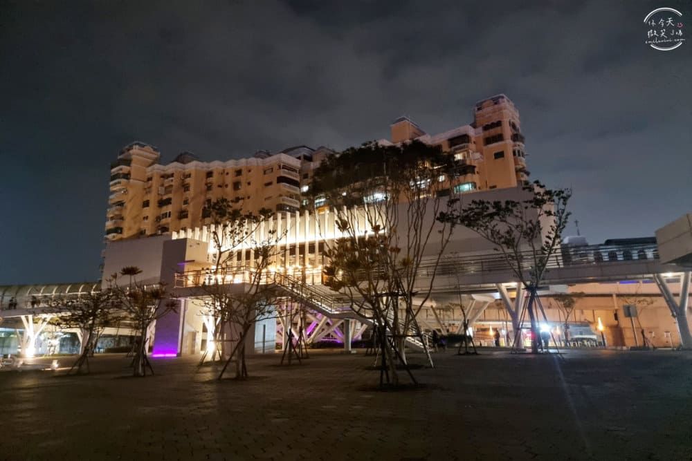 高雄∥夜遊高雄流行音樂中心︱海音館、高低塔、海豚步道、珊瑚礁裙、鯨魚堤岸︱高雄最新景點 20 Kaohsiung Music Center 18