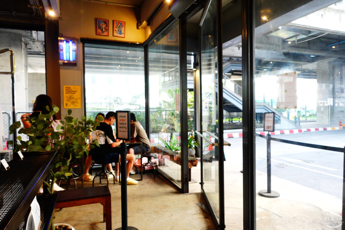 曼谷咖啡廳∥‎Factory Coffee Bangkok，泰國咖啡冠軍，排隊名店︱曼谷最好喝的咖啡，MOSCOW骷髏玻璃咖啡，原味可頌麵包酥軟好吃︱服務親切又美味，曼谷必訪咖啡廳︱曼谷Phaya Thai必來 5 FACTORY COFFEE 5