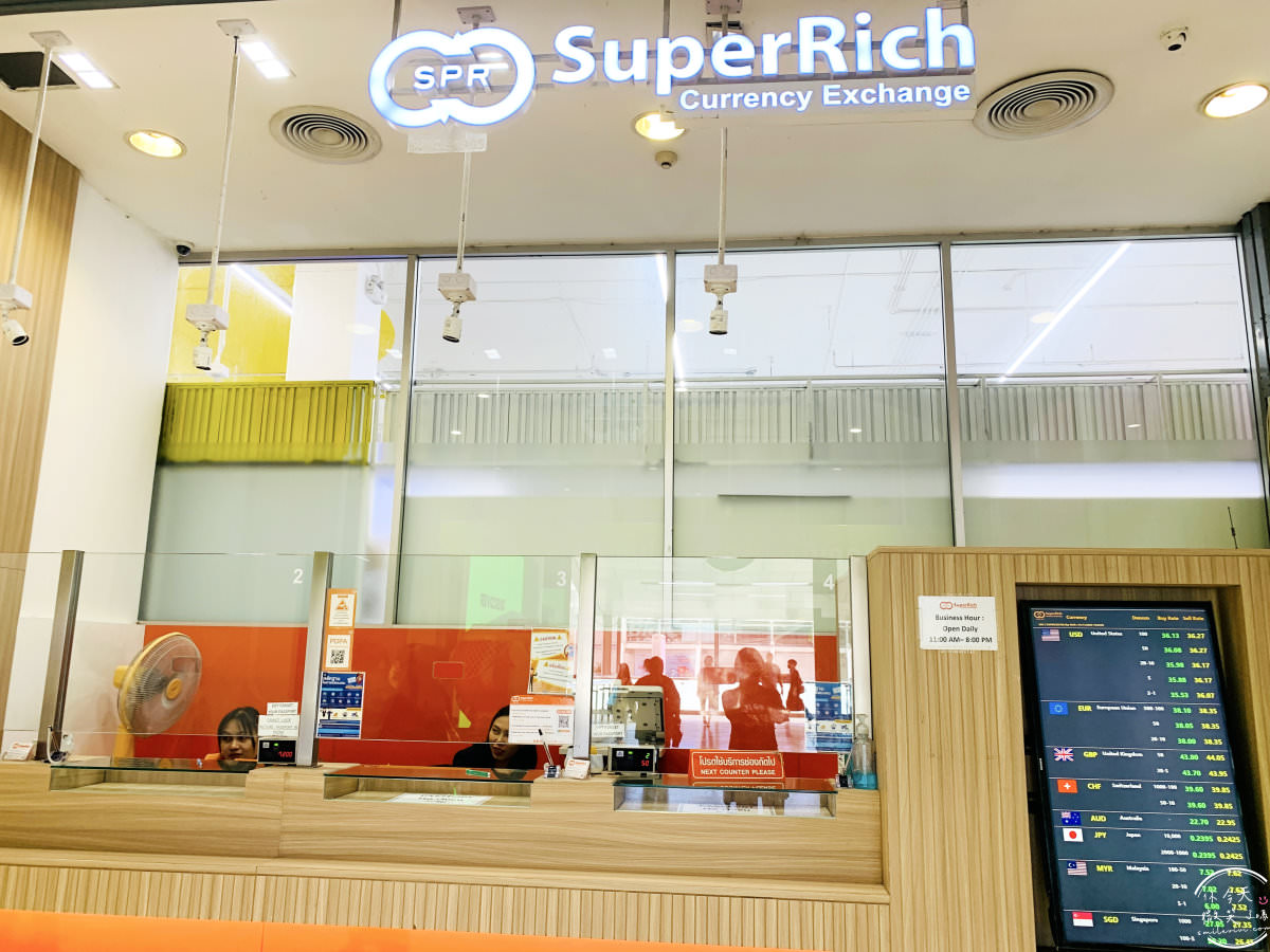 泰國必逛∥Big C Supercenter Ratchadamri泰國最大超市，必逛賣場，價目表拍給你︱泰國必買，大賣場超市︱泰國零食最便宜，泰國魷魚片、蜂蜜、海苔、防蚊液等伴手禮︱泰國必去曼谷Siam區 4 bigc 5