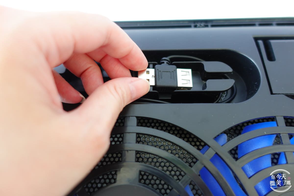 開箱∥雙風扇筆電散熱墊，USB孔一公一母設計︱靜音筆電散熱墊優缺點老實說 12 HONGJIN 11