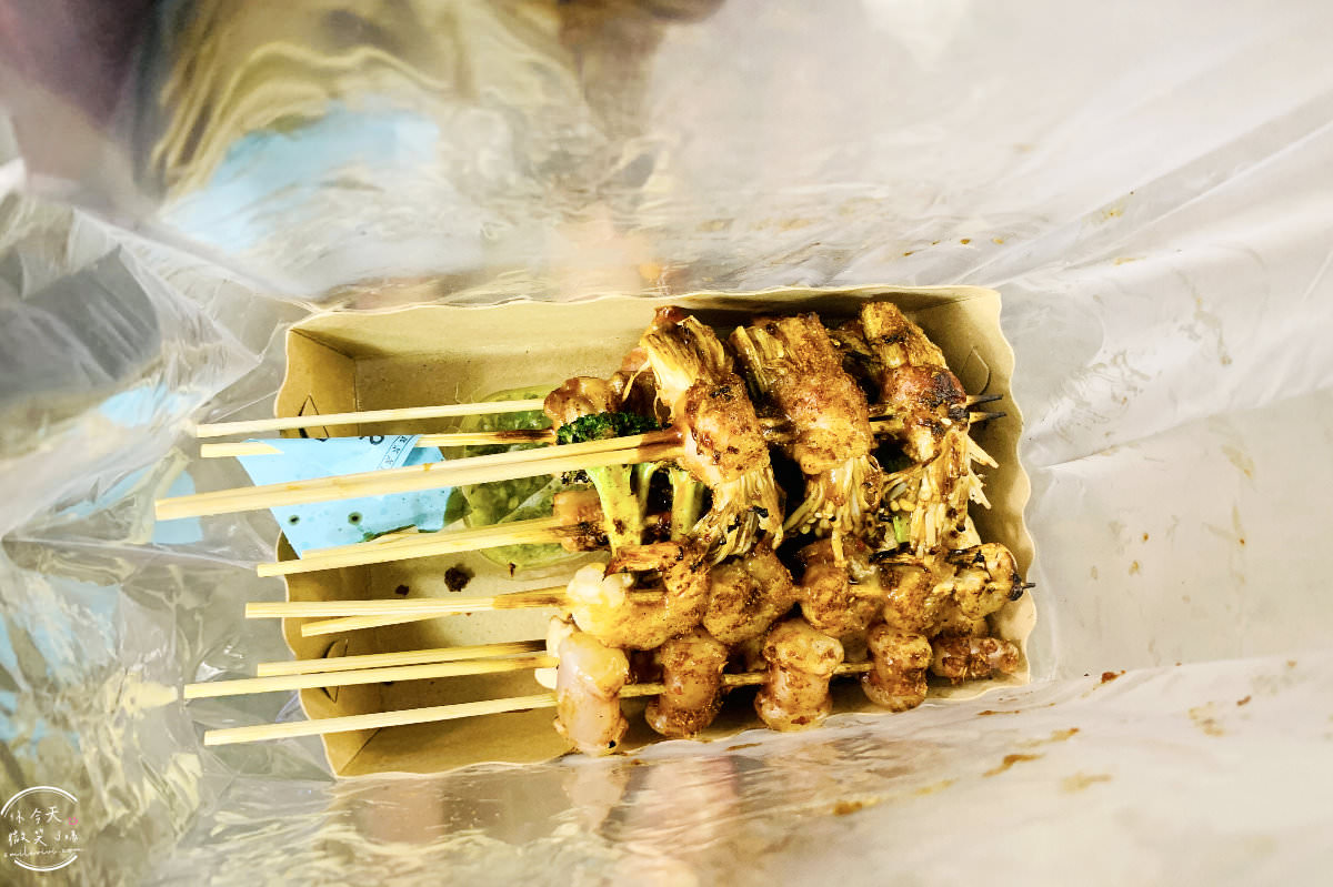 曼谷喬德夜市∥炙烤烤肉，買10送1，每支10~20泰銖︱現烤燒烤擺盤乾淨，種類多又便宜︱海鮮、肉品、蔬菜通通可以烤，最推肉片金針菇︱曼谷喬德夜市必吃 JODD FAIRS、泰國夜市 20 grilled 17