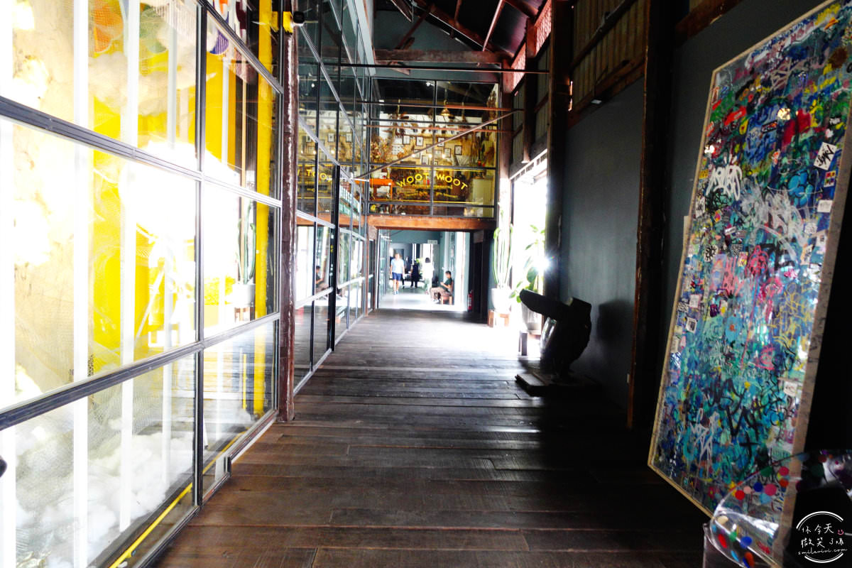 曼谷免費景點∥Warehouse 30，文青藝術展覽館︱二戰時期老倉庫，免費欣賞作品︱咖啡廳、藝廊、商店進駐，創作藝術空間︱鐵皮屋搭建，暗黑設計為主︱曼谷石龍軍路、曼谷景點 7 Warehouse 30 7