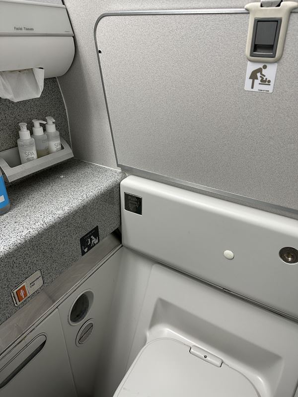 倫敦飛多倫多∥BA93英航商務艙、波音777-200ER倫敦直飛多倫多,商務艙體驗︱英國航空商務艙飛行體驗、LHR-YYZ飛行紀錄︱出發前提心吊膽的英航初體驗︱英國航空商務艙CLUB WORLD - 第25張圖