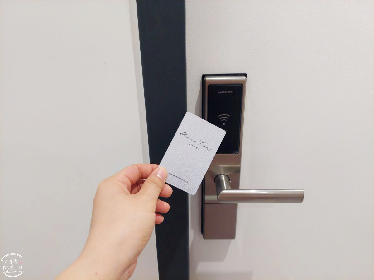 高雄住宿推薦∥河映宿沐 RiverTrees Hotel,愛河畔日系文青旅宿,高雄流行音樂中心旁,演唱會住宿推薦!紅白酒無限暢飲太幸福!高質感雙人房,各種房型一次看︱近捷運鹽埕埔站、輕軌真愛碼頭站 - 第20張圖