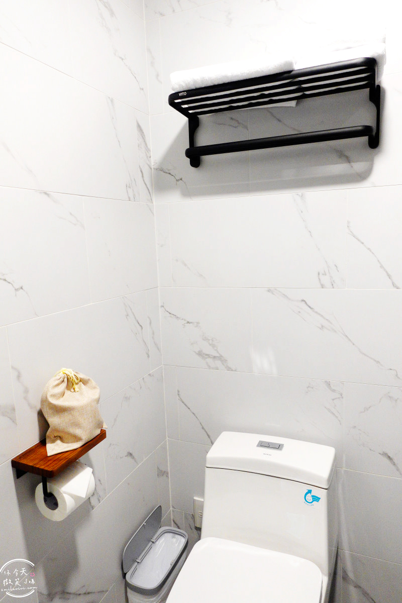 高雄住宿推薦∥河映宿沐 RiverTrees Hotel,愛河畔日系文青旅宿,高雄流行音樂中心旁,演唱會住宿推薦!紅白酒無限暢飲太幸福!高質感雙人房,各種房型一次看︱近捷運鹽埕埔站、輕軌真愛碼頭站 - 第39張圖