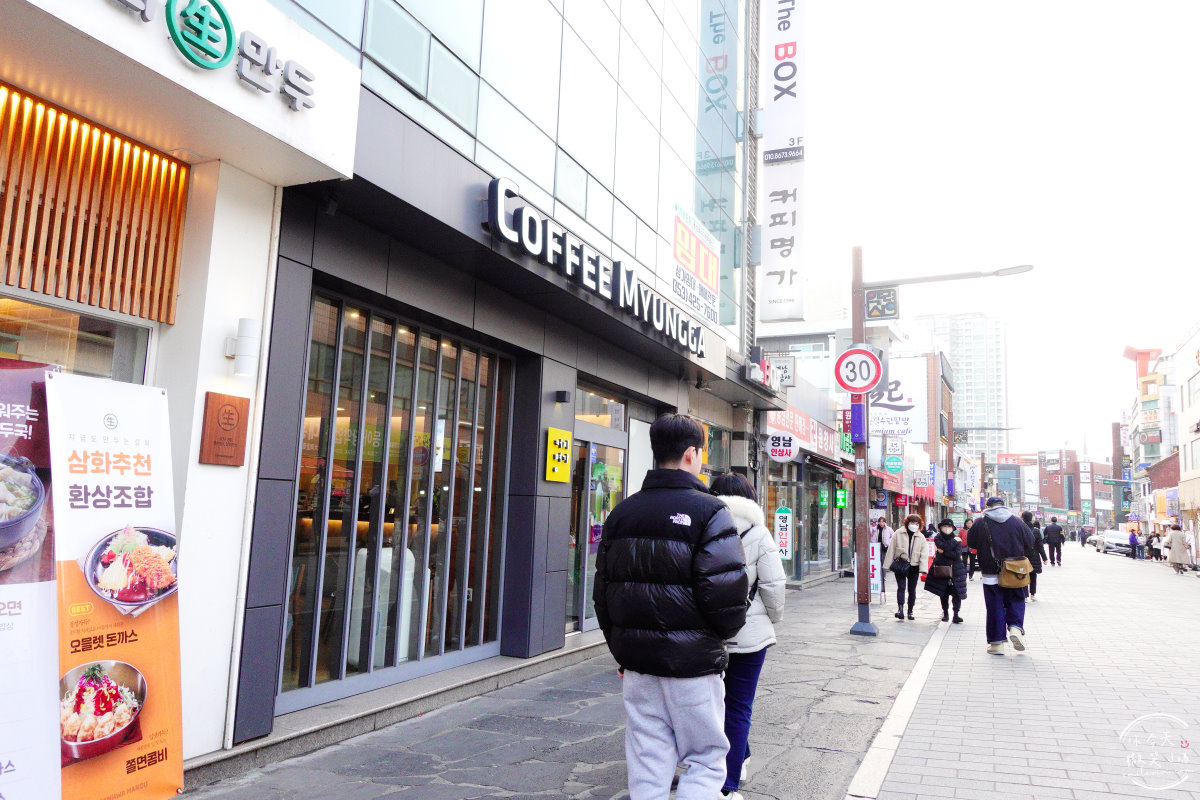 大邱東城路∥咖啡名家半月堂店(커피명가반월당점),冬季限定草莓夾層蛋糕︱滿滿新鮮草莓,草莓控必來︱東城路咖啡廳,韓國咖啡廳︱大邱咖啡廳 - 第3張圖