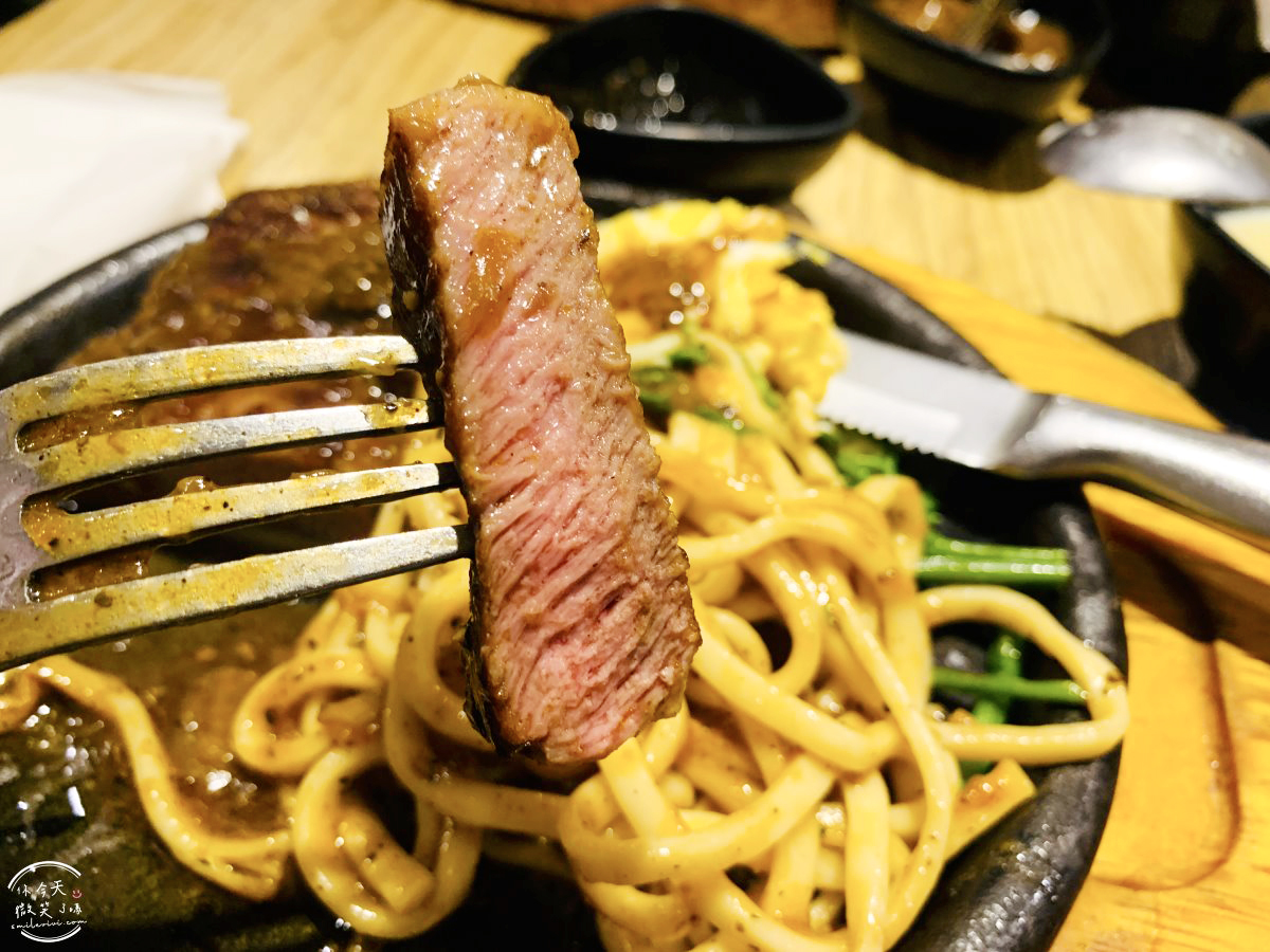 大港參貳牛排館∥愛香菜的人注意!!鹽埕美食新亮點!!大港參貳牛排館最新菜單︱飲料、湯品無限暢飲,還有咖哩飯可以吃︱個人排餐,可加蔥花、香菜、起司︱高雄鹽埕餐廳 - 第22張圖