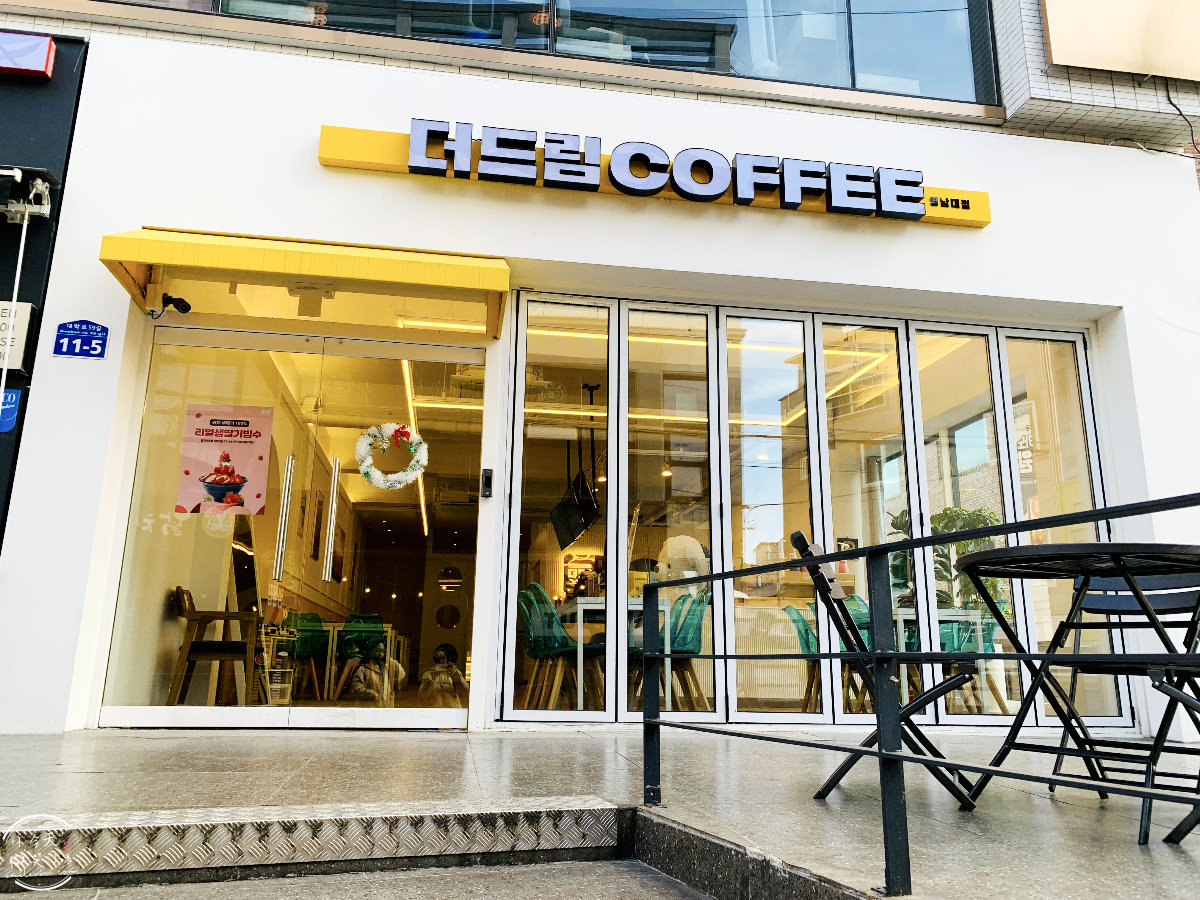 大邱咖啡廳∥The Dream Coffee大邱嶺南大店(더드림커피 영남대점)︱咖啡價格便宜、蜂蜜蛋糕巧克力口味,溫馨典雅可愛︱有大熊陪伴的咖啡廳︱大學校園旁咖啡廳︱韓國咖啡廳︱大邱嶺南大學 - 第2張圖