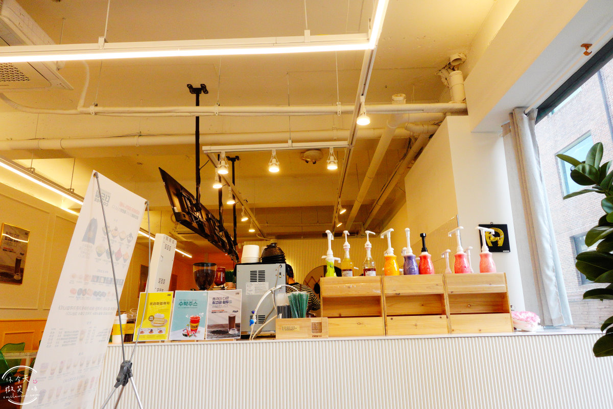 大邱咖啡廳∥The Dream Coffee大邱嶺南大店(더드림커피 영남대점)︱咖啡價格便宜、蜂蜜蛋糕巧克力口味,溫馨典雅可愛︱有大熊陪伴的咖啡廳︱大學校園旁咖啡廳︱韓國咖啡廳︱大邱嶺南大學 - 第6張圖