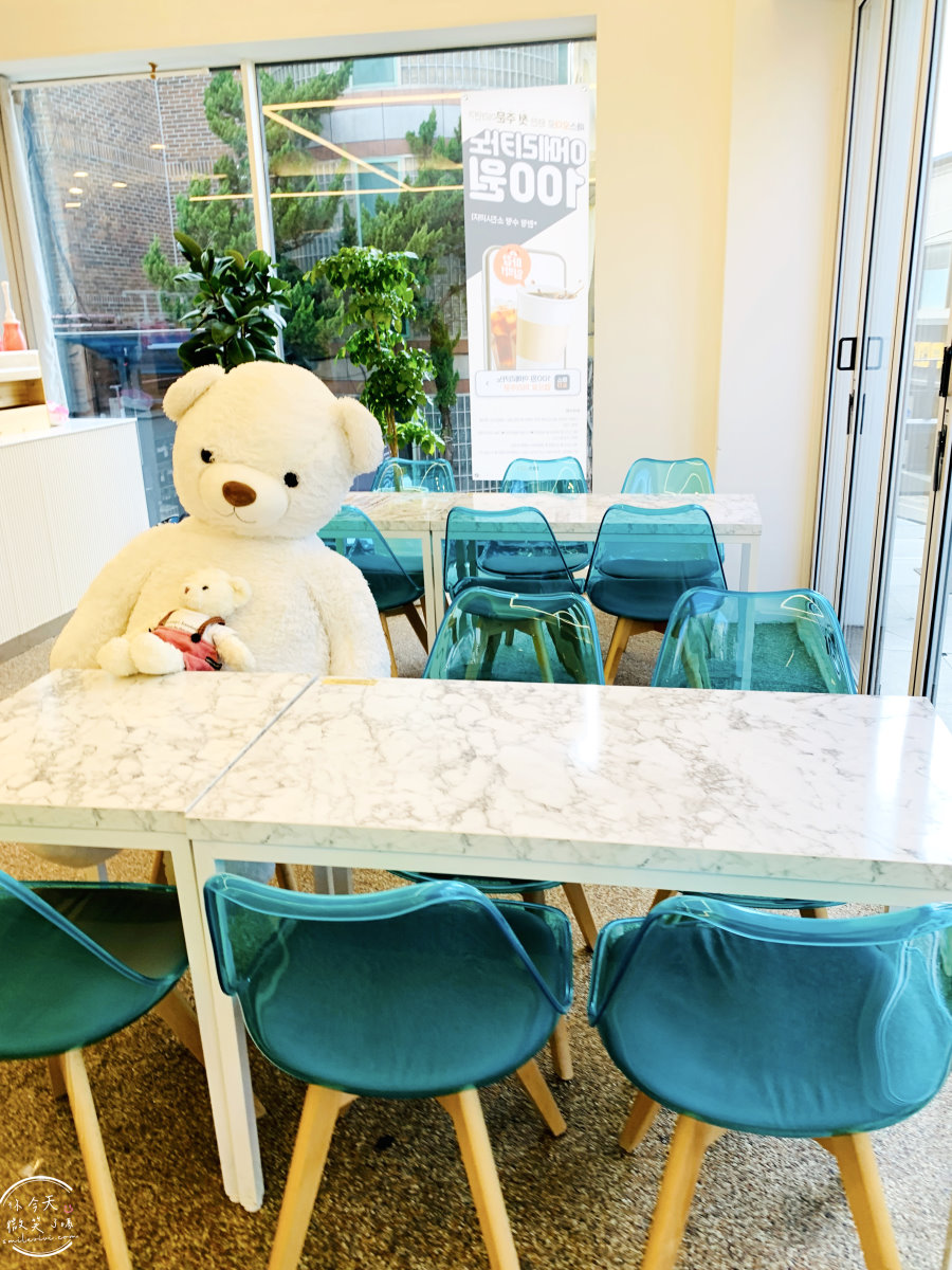 大邱咖啡廳∥The Dream Coffee大邱嶺南大店(더드림커피 영남대점)︱咖啡價格便宜、蜂蜜蛋糕巧克力口味,溫馨典雅可愛︱有大熊陪伴的咖啡廳︱大學校園旁咖啡廳︱韓國咖啡廳︱大邱嶺南大學 - 第3張圖