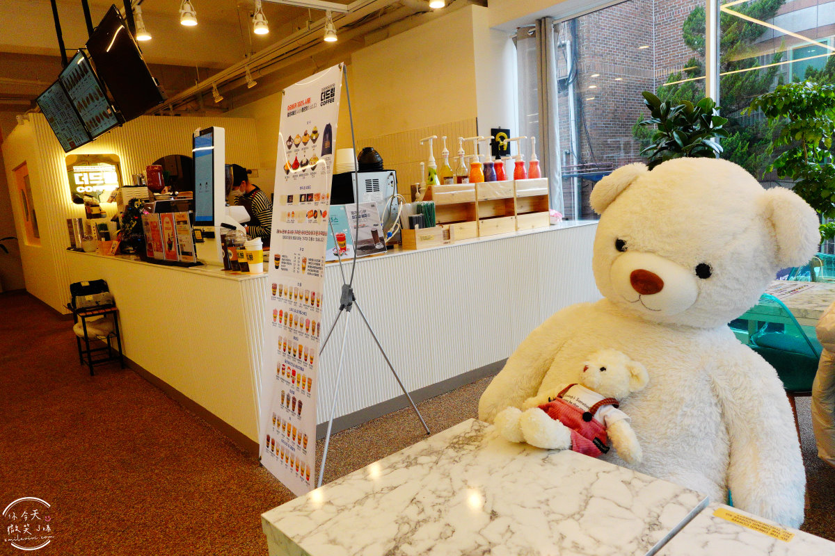 大邱咖啡廳∥The Dream Coffee大邱嶺南大店(더드림커피 영남대점)︱咖啡價格便宜、蜂蜜蛋糕巧克力口味,溫馨典雅可愛︱有大熊陪伴的咖啡廳︱大學校園旁咖啡廳︱韓國咖啡廳︱大邱嶺南大學 - 第5張圖