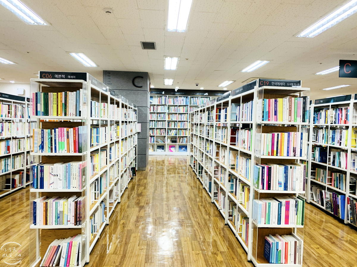 大邱東城路∥阿拉丁二手書店大邱店(알라딘중고서점 대구동성로점)︱各種書籍、文具挖寶,二手書籍、新品皆有︱韓國大邱書店︱大邱 - 第3張圖