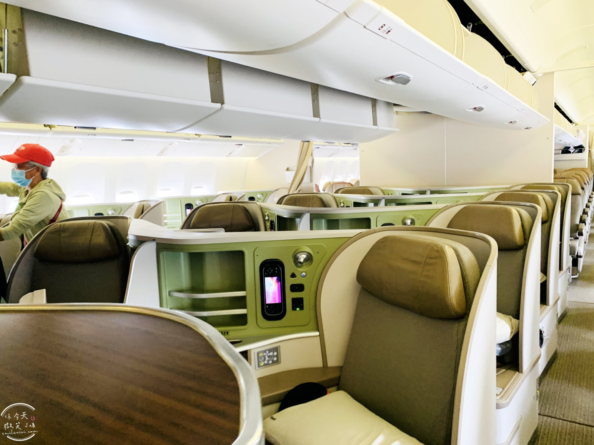 長榮航空∥長榮航空BR215桃園飛新加坡商務艙飛行體驗︱長榮航空商務艙飛行體驗,桃園機場飛新加坡樟宜機場︱譚府八寶糯米鴨美食︱長榮皇璽桂冠艙體驗777-300機型 - 第16張圖
