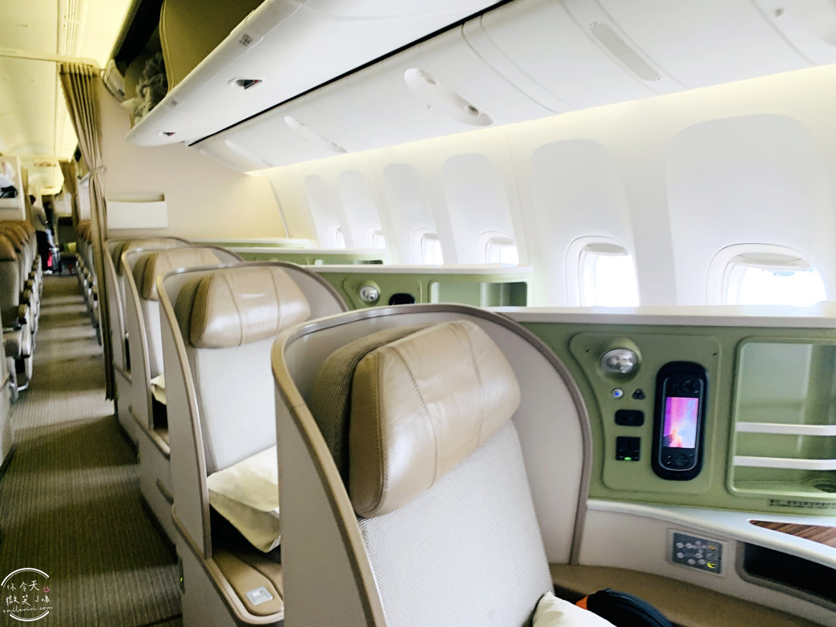 長榮航空∥長榮航空BR215桃園飛新加坡商務艙飛行體驗︱長榮航空商務艙飛行體驗,桃園機場飛新加坡樟宜機場︱譚府八寶糯米鴨美食︱長榮皇璽桂冠艙體驗777-300機型 - 第17張圖