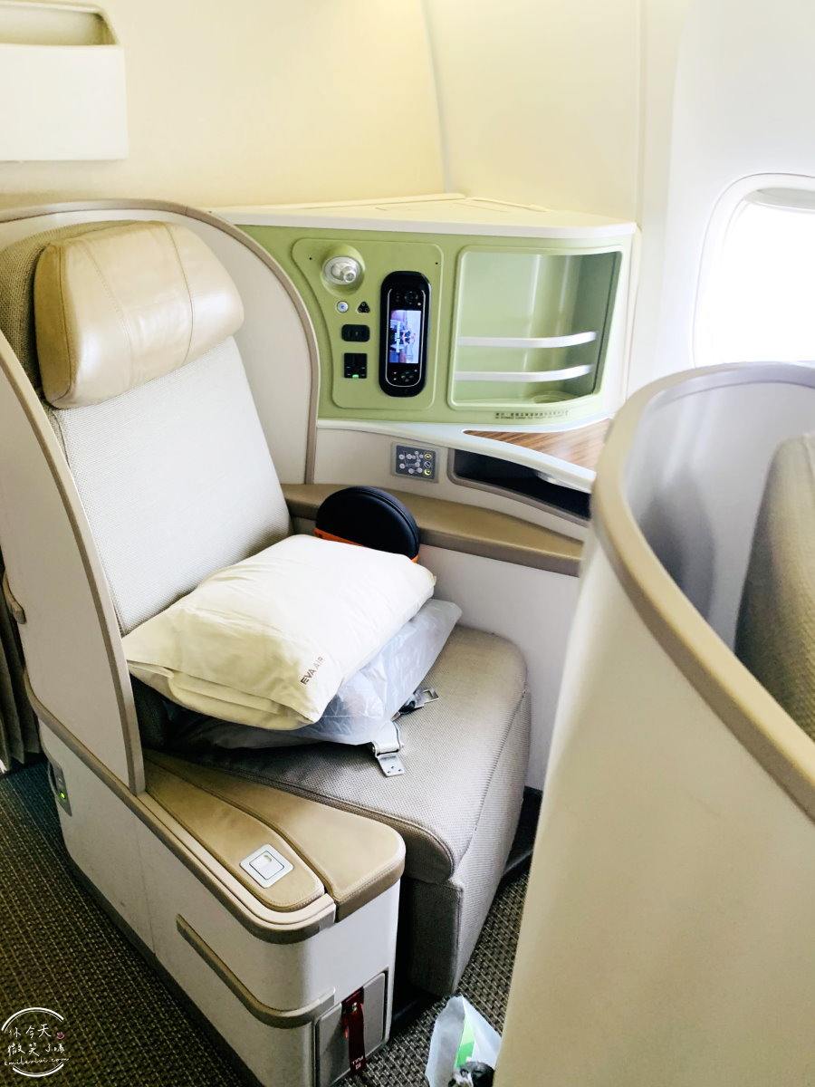 長榮航空∥長榮航空BR215桃園飛新加坡商務艙飛行體驗︱長榮航空商務艙飛行體驗,桃園機場飛新加坡樟宜機場︱譚府八寶糯米鴨美食︱長榮皇璽桂冠艙體驗777-300機型 - 第18張圖