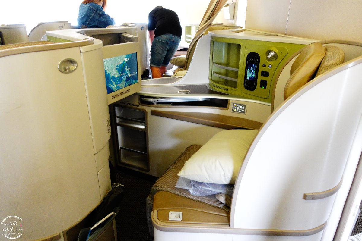 長榮航空∥長榮航空BR215桃園飛新加坡商務艙飛行體驗︱長榮航空商務艙飛行體驗,桃園機場飛新加坡樟宜機場︱譚府八寶糯米鴨美食︱長榮皇璽桂冠艙體驗777-300機型 - 第20張圖