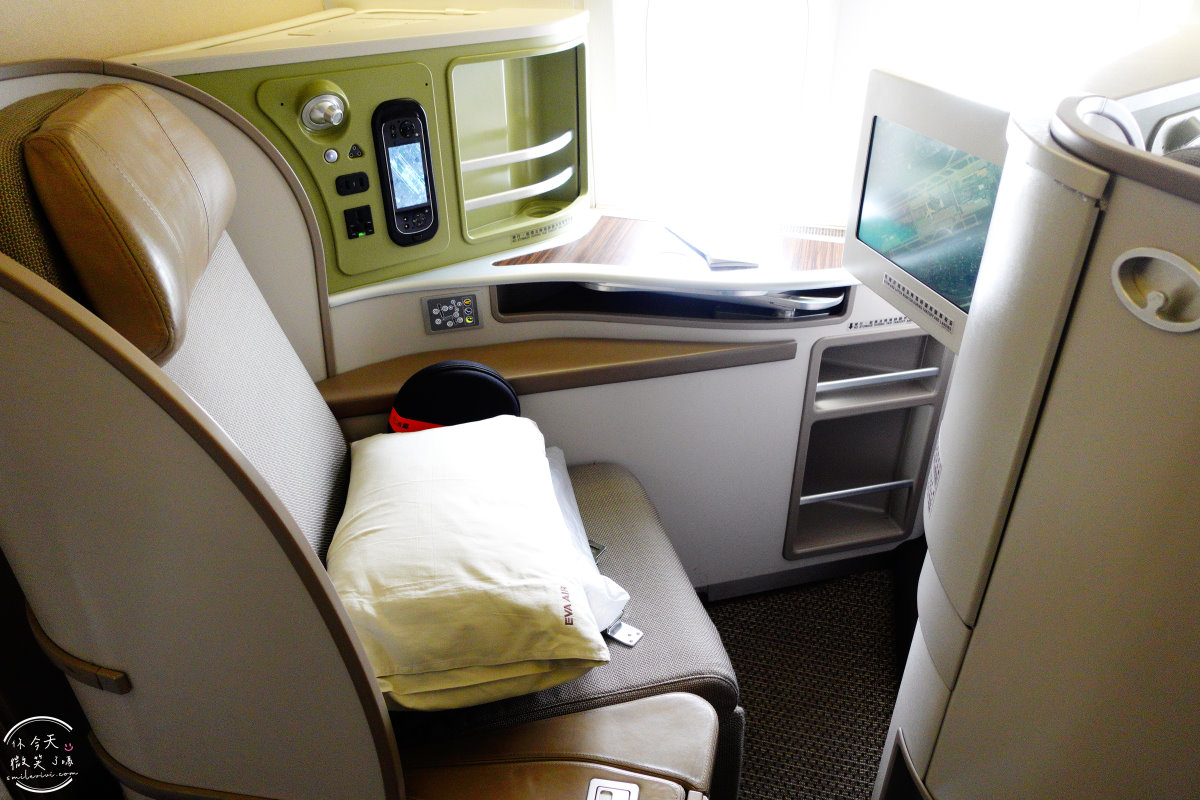 長榮航空∥長榮航空BR215桃園飛新加坡商務艙飛行體驗︱長榮航空商務艙飛行體驗,桃園機場飛新加坡樟宜機場︱譚府八寶糯米鴨美食︱長榮皇璽桂冠艙體驗777-300機型 - 第22張圖