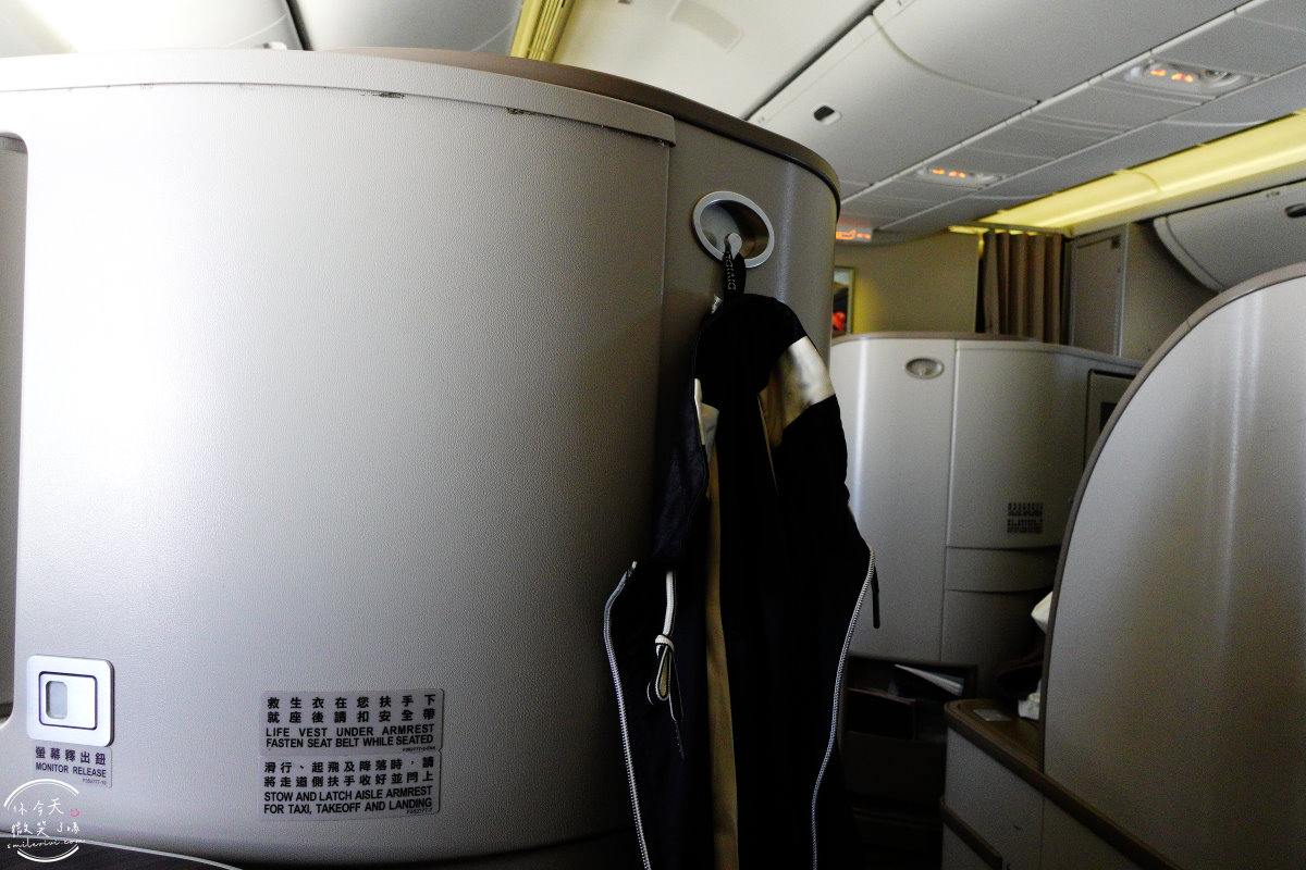 長榮航空∥長榮航空BR215桃園飛新加坡商務艙飛行體驗︱長榮航空商務艙飛行體驗,桃園機場飛新加坡樟宜機場︱譚府八寶糯米鴨美食︱長榮皇璽桂冠艙體驗777-300機型 - 第29張圖