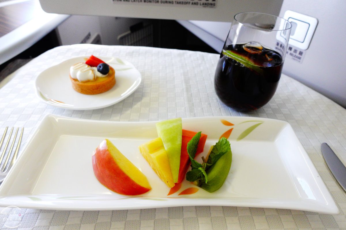 長榮航空∥長榮航空BR215桃園飛新加坡商務艙飛行體驗︱長榮航空商務艙飛行體驗,桃園機場飛新加坡樟宜機場︱譚府八寶糯米鴨美食︱長榮皇璽桂冠艙體驗777-300機型 - 第57張圖