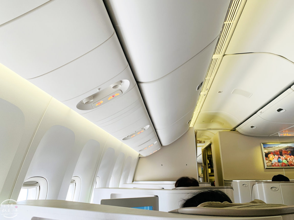 長榮航空∥長榮航空BR215桃園飛新加坡商務艙飛行體驗︱長榮航空商務艙飛行體驗,桃園機場飛新加坡樟宜機場︱譚府八寶糯米鴨美食︱長榮皇璽桂冠艙體驗777-300機型 - 第60張圖