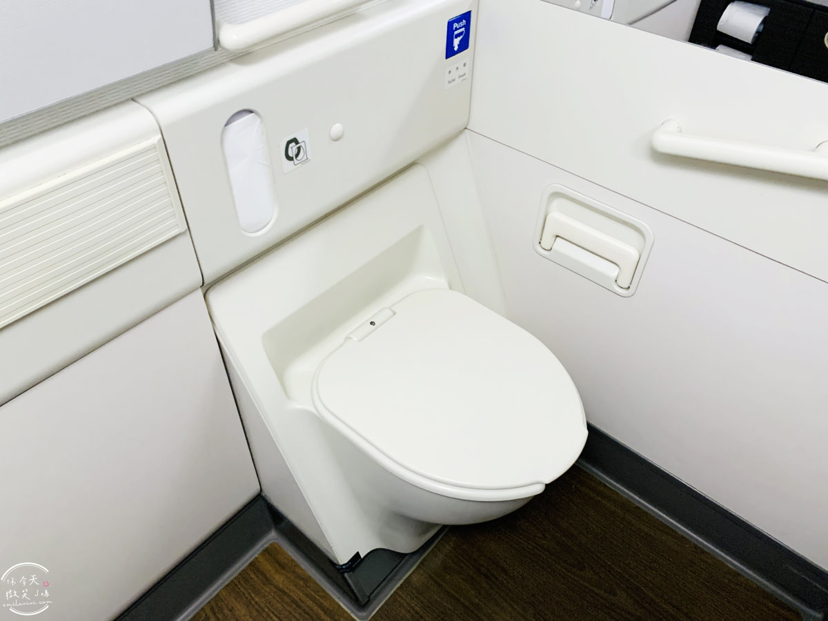 長榮航空∥長榮航空BR215桃園飛新加坡商務艙飛行體驗︱長榮航空商務艙飛行體驗,桃園機場飛新加坡樟宜機場︱譚府八寶糯米鴨美食︱長榮皇璽桂冠艙體驗777-300機型 - 第61張圖
