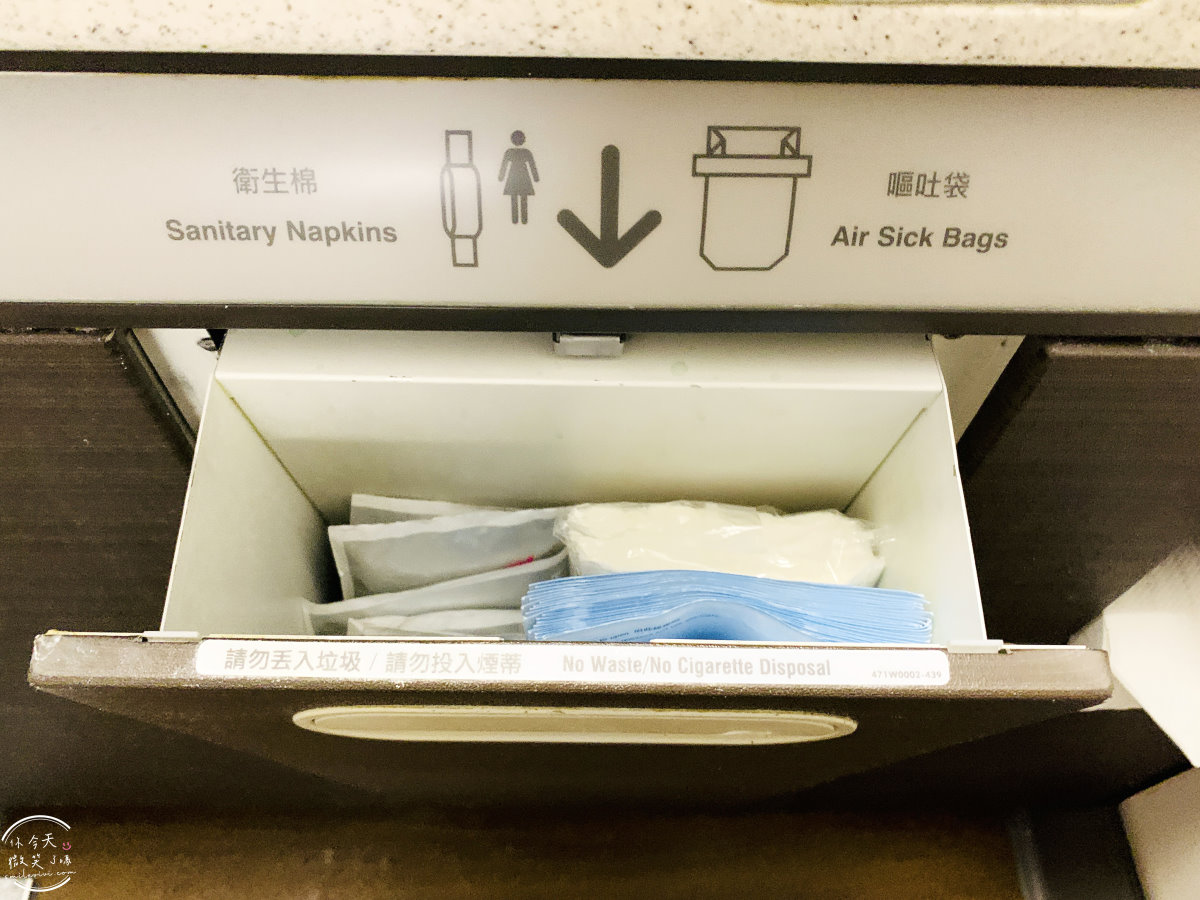 長榮航空∥長榮航空BR215桃園飛新加坡商務艙飛行體驗︱長榮航空商務艙飛行體驗,桃園機場飛新加坡樟宜機場︱譚府八寶糯米鴨美食︱長榮皇璽桂冠艙體驗777-300機型 - 第65張圖