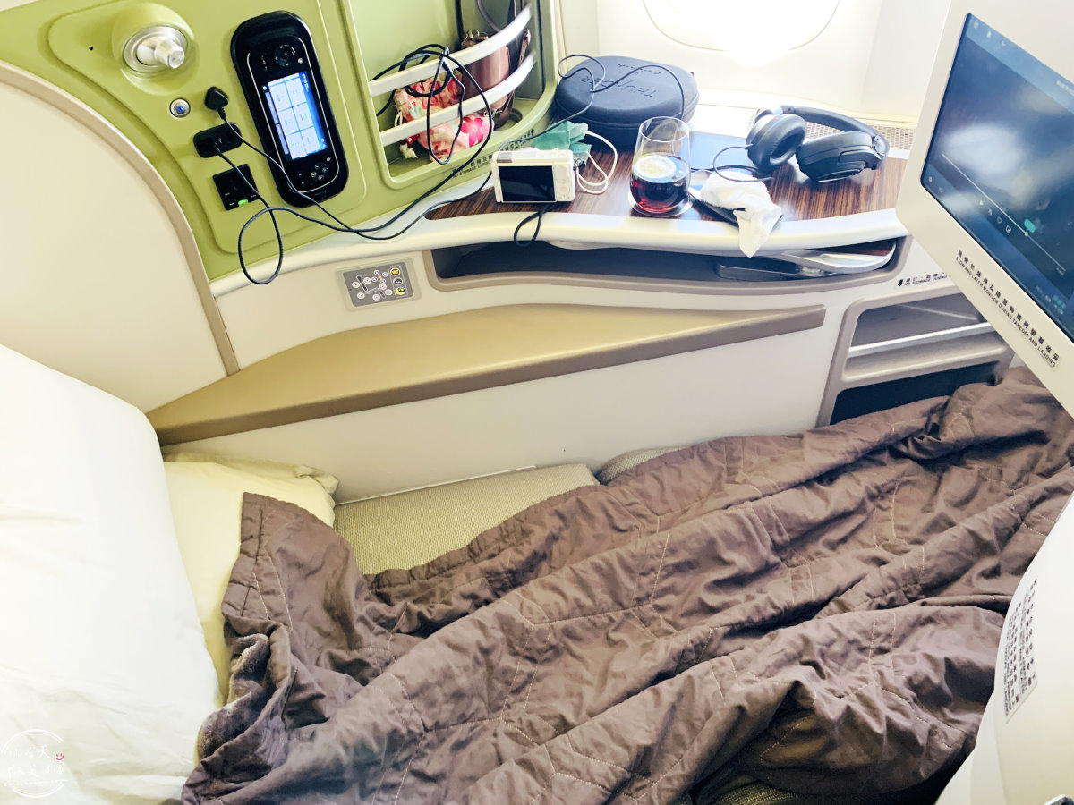 長榮航空∥長榮航空BR215桃園飛新加坡商務艙飛行體驗︱長榮航空商務艙飛行體驗,桃園機場飛新加坡樟宜機場︱譚府八寶糯米鴨美食︱長榮皇璽桂冠艙體驗777-300機型 - 第67張圖