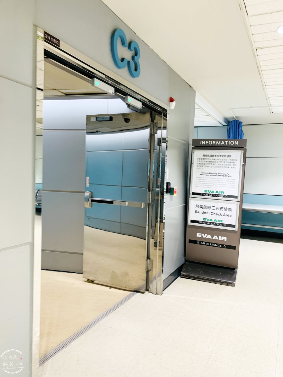 長榮航空∥長榮航空BR215桃園飛新加坡商務艙飛行體驗︱長榮航空商務艙飛行體驗,桃園機場飛新加坡樟宜機場︱譚府八寶糯米鴨美食︱長榮皇璽桂冠艙體驗777-300機型 - 第11張圖