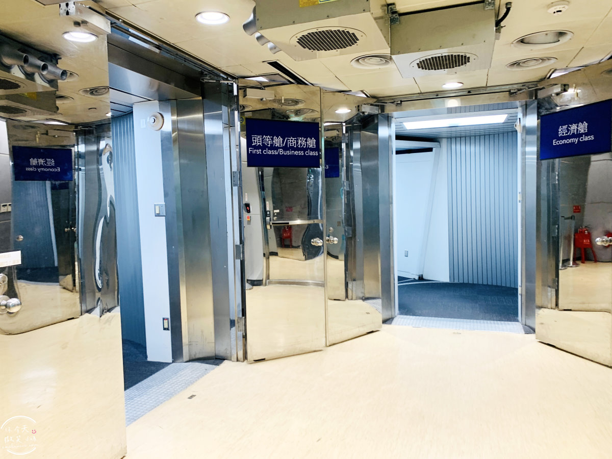 長榮航空∥長榮航空BR215桃園飛新加坡商務艙飛行體驗︱長榮航空商務艙飛行體驗,桃園機場飛新加坡樟宜機場︱譚府八寶糯米鴨美食︱長榮皇璽桂冠艙體驗777-300機型 - 第12張圖