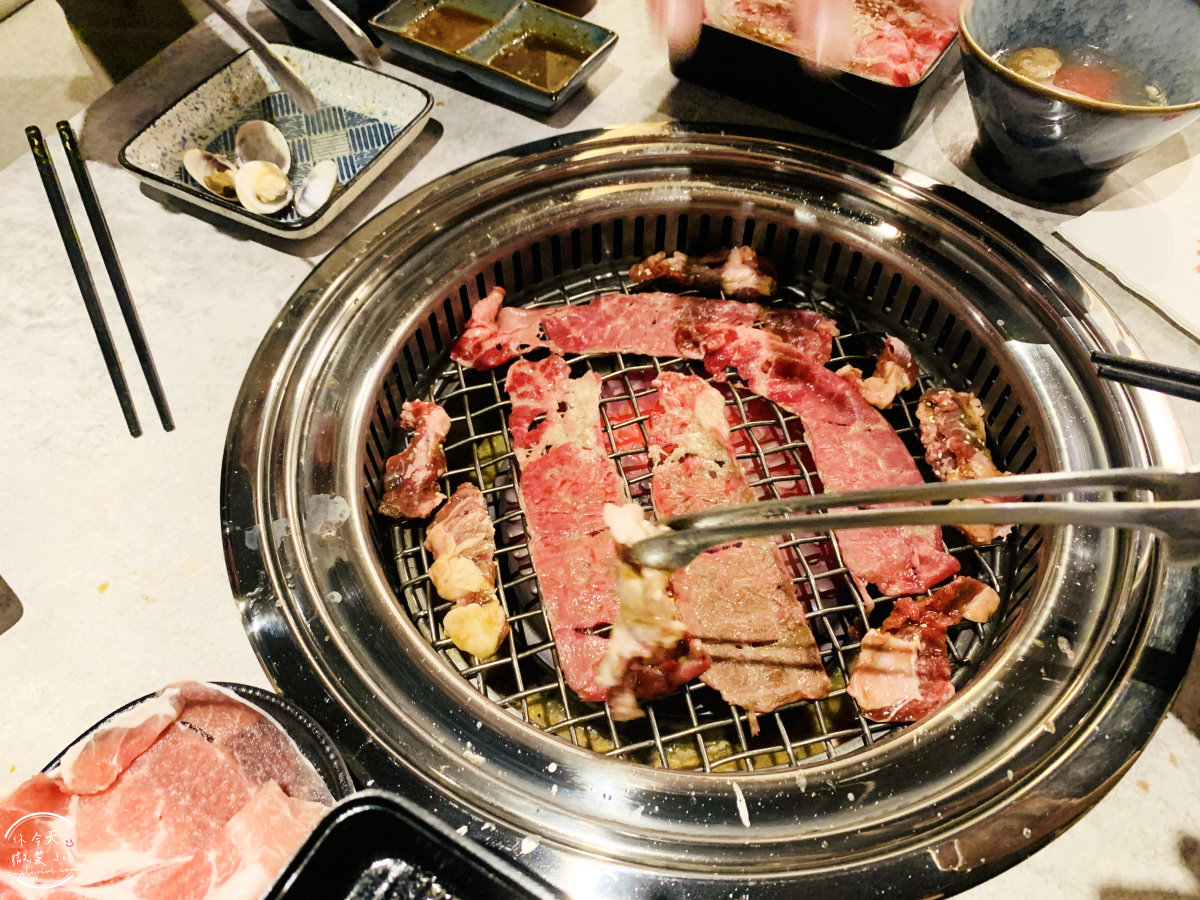 高雄鹽埕餐廳∥激肉迴轉燒肉專門店，詳細菜單，高雄港灣首間新式迴轉燒肉︱新鮮肉品、海鮮、蔬菜一次滿足，燒烤火鍋樣樣有︱鹽埕美食 44 kaitenyakiniku 45