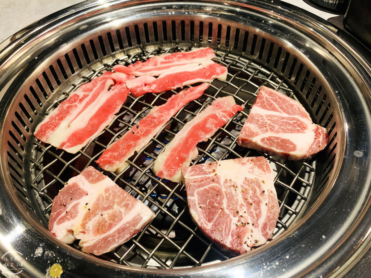 高雄鹽埕餐廳∥激肉迴轉燒肉專門店，詳細菜單，高雄港灣首間新式迴轉燒肉︱新鮮肉品、海鮮、蔬菜一次滿足，燒烤火鍋樣樣有︱鹽埕美食 52 kaitenyakiniku 46