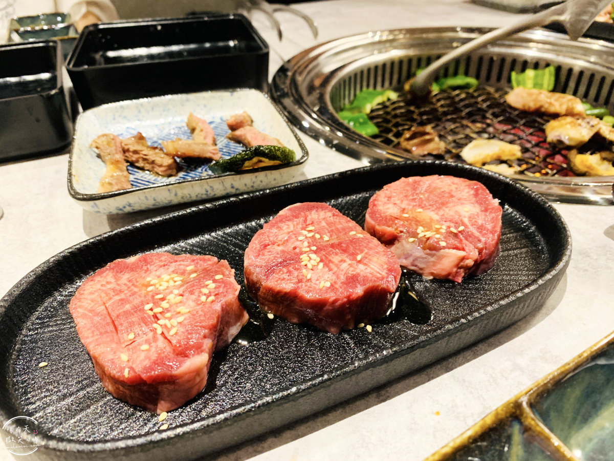 高雄鹽埕餐廳∥激肉迴轉燒肉專門店，詳細菜單，高雄港灣首間新式迴轉燒肉︱新鮮肉品、海鮮、蔬菜一次滿足，燒烤火鍋樣樣有︱鹽埕美食 51 kaitenyakiniku 57