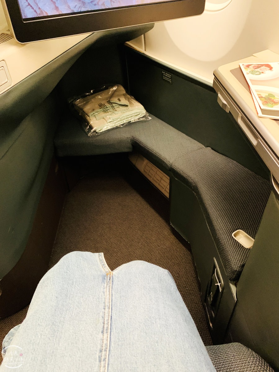 國泰CX714商務艙∥國泰航空新加坡飛香港商務艙飛行體驗︱國泰航空CX714商務艙體驗,平臥睡床躺平從新加坡睡到香港︱飛行中的極致享受,A350機型︱SIN-HKG飛行紀錄 - 第11張圖