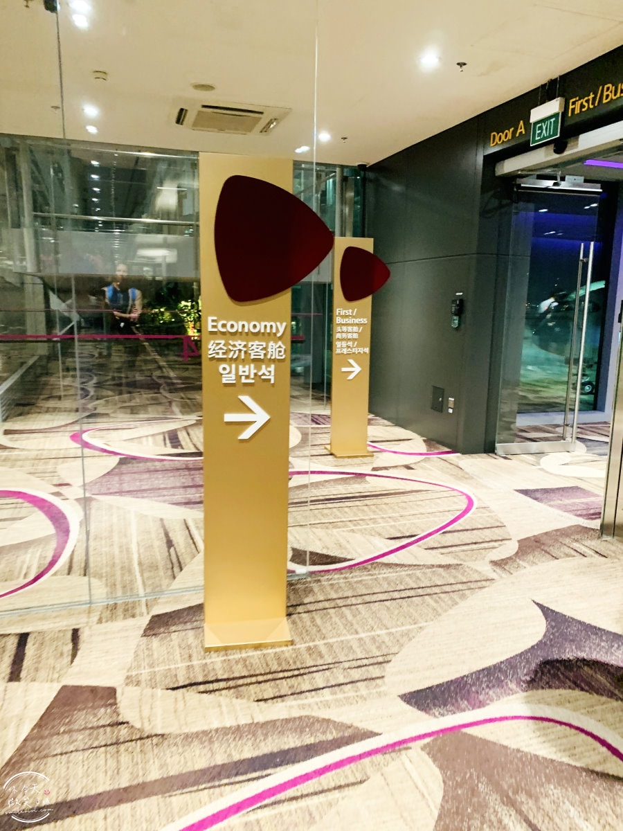 國泰CX714商務艙∥國泰航空新加坡飛香港商務艙飛行體驗︱國泰航空CX714商務艙體驗,平臥睡床躺平從新加坡睡到香港︱飛行中的極致享受,A350機型︱SIN-HKG飛行紀錄 - 第4張圖