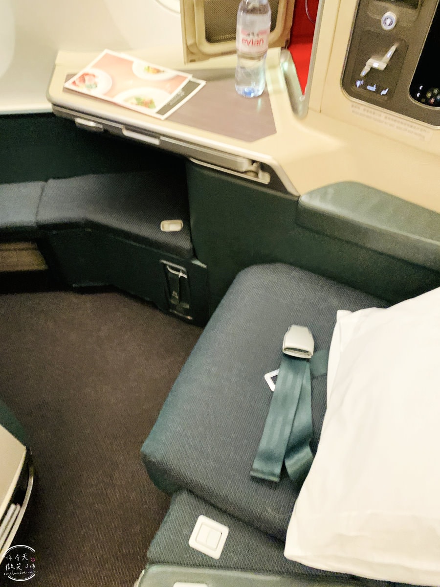 國泰CX714商務艙∥國泰航空新加坡飛香港商務艙飛行體驗︱國泰航空CX714商務艙體驗,平臥睡床躺平從新加坡睡到香港︱飛行中的極致享受,A350機型︱SIN-HKG飛行紀錄 - 第9張圖