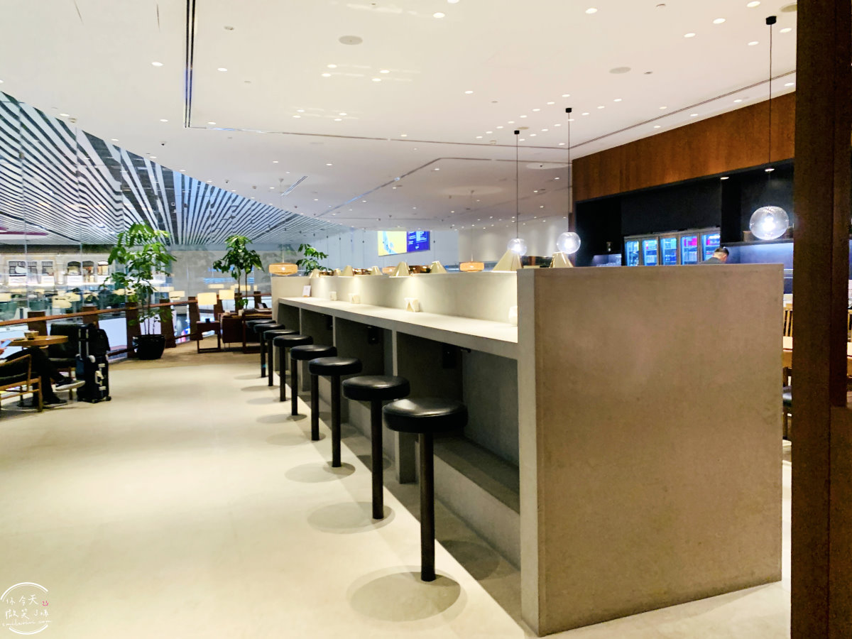 樟宜機場國泰貴賓室∥國泰航空貴賓室體驗,新加坡樟宜機場第四航廈︱探索新加坡樟宜機場的國泰貴賓室︱現點熱食、簡單餐食、各種飲品,安靜舒適︱新加坡國泰貴賓室 - 第15張圖