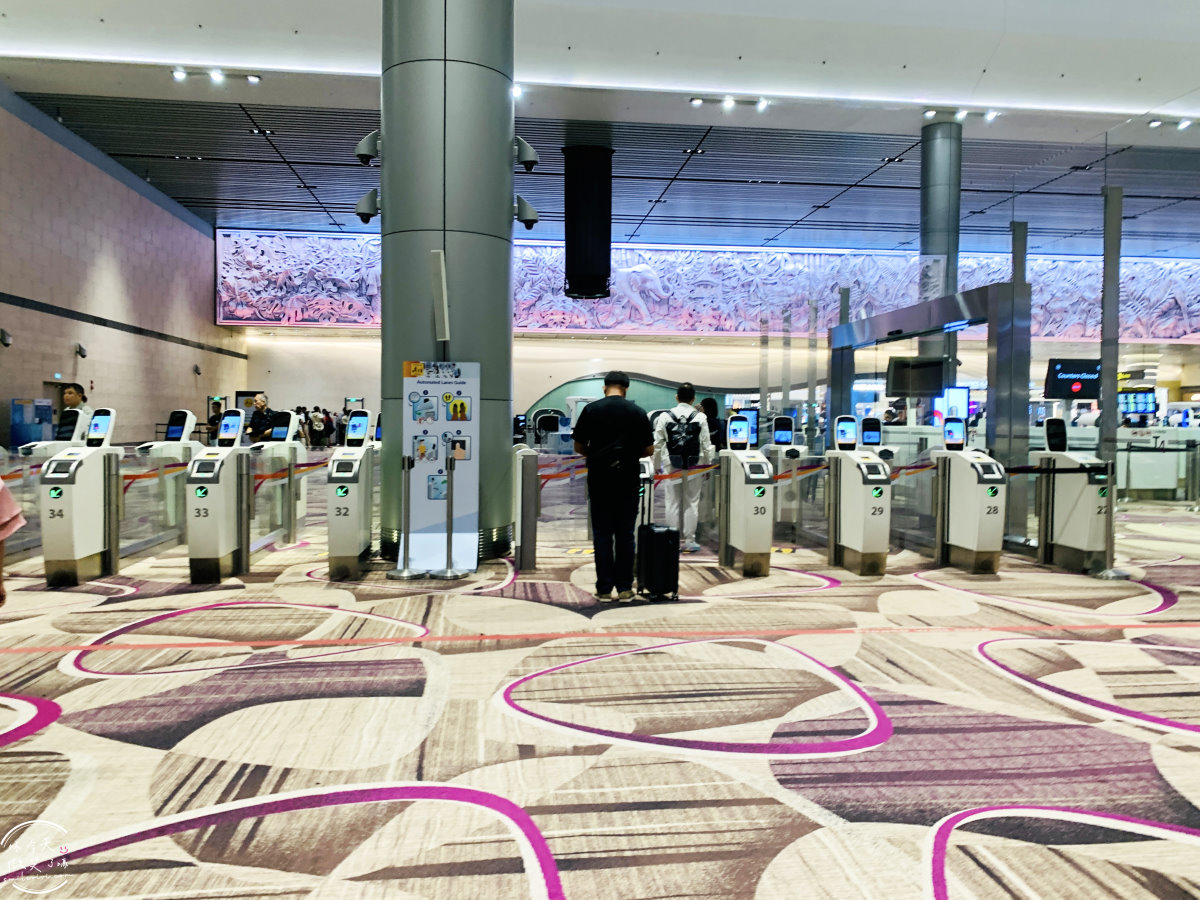 樟宜機場國泰貴賓室∥國泰航空貴賓室體驗,新加坡樟宜機場第四航廈︱探索新加坡樟宜機場的國泰貴賓室︱現點熱食、簡單餐食、各種飲品,安靜舒適︱新加坡國泰貴賓室 - 第4張圖