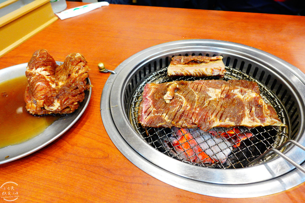馬場排骨本店∥首爾馬場排骨本店(마장갈비본점)馬場站(마장역)炭火烤肉店︱電影超完美殺手拍攝地,比臉還大的牛王排骨、五花肉︱首爾美食、首爾烤肉店 - 第9張圖