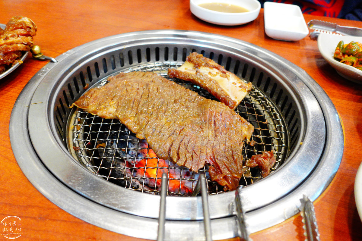 馬場排骨本店∥首爾馬場排骨本店(마장갈비본점)馬場站(마장역)炭火烤肉店︱電影超完美殺手拍攝地,比臉還大的牛王排骨、五花肉︱首爾美食、首爾烤肉店 - 第12張圖