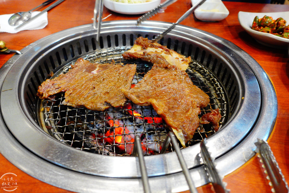馬場排骨本店∥首爾馬場排骨本店(마장갈비본점)馬場站(마장역)炭火烤肉店︱電影超完美殺手拍攝地,比臉還大的牛王排骨、五花肉︱首爾美食、首爾烤肉店 - 第13張圖