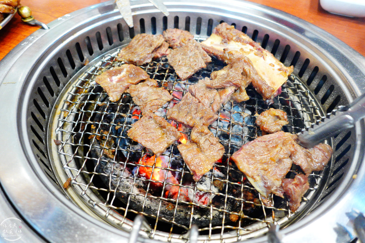 馬場排骨本店∥首爾馬場排骨本店(마장갈비본점)馬場站(마장역)炭火烤肉店︱電影超完美殺手拍攝地,比臉還大的牛王排骨、五花肉︱首爾美食、首爾烤肉店 - 第14張圖