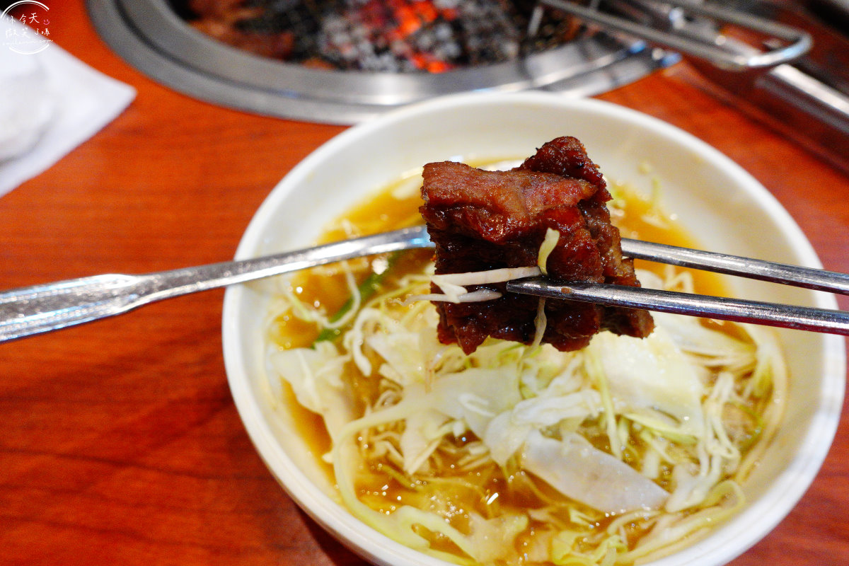 馬場排骨本店∥首爾馬場排骨本店(마장갈비본점)馬場站(마장역)炭火烤肉店︱電影超完美殺手拍攝地,比臉還大的牛王排骨、五花肉︱首爾美食、首爾烤肉店 - 第16張圖