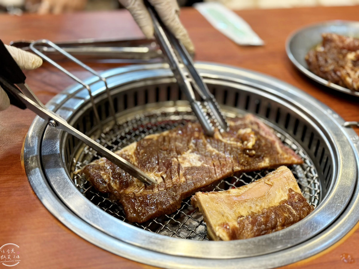 馬場排骨本店∥首爾馬場排骨本店(마장갈비본점)馬場站(마장역)炭火烤肉店︱電影超完美殺手拍攝地,比臉還大的牛王排骨、五花肉︱首爾美食、首爾烤肉店 - 第20張圖