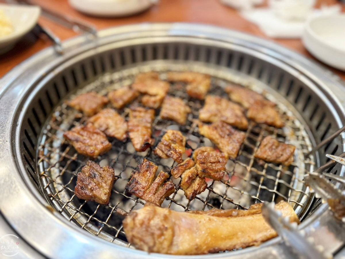 馬場排骨本店∥首爾馬場排骨本店(마장갈비본점)馬場站(마장역)炭火烤肉店︱電影超完美殺手拍攝地,比臉還大的牛王排骨、五花肉︱首爾美食、首爾烤肉店 - 第21張圖