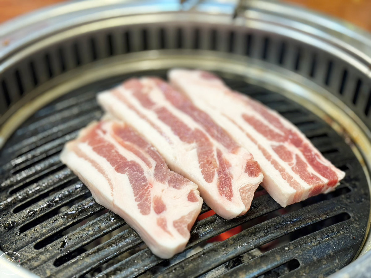 馬場排骨本店∥首爾馬場排骨本店(마장갈비본점)馬場站(마장역)炭火烤肉店︱電影超完美殺手拍攝地,比臉還大的牛王排骨、五花肉︱首爾美食、首爾烤肉店 - 第23張圖