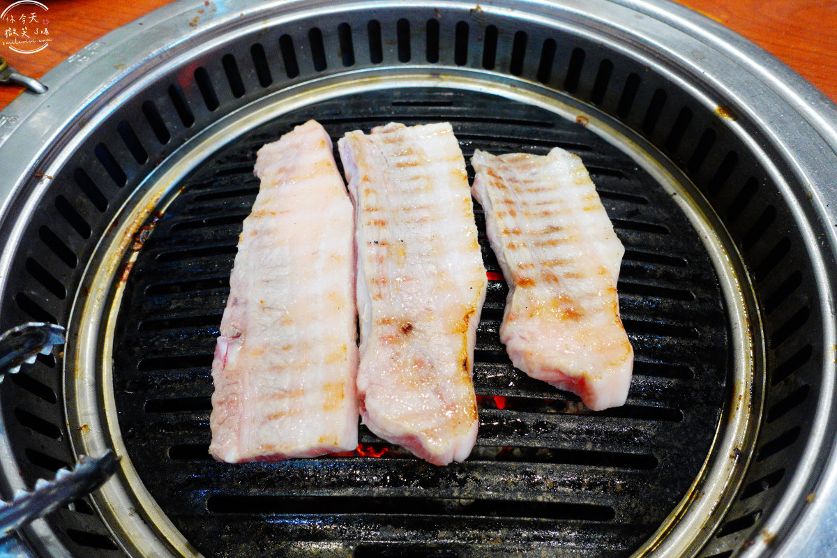 馬場排骨本店∥首爾馬場排骨本店(마장갈비본점)馬場站(마장역)炭火烤肉店︱電影超完美殺手拍攝地,比臉還大的牛王排骨、五花肉︱首爾美食、首爾烤肉店 - 第24張圖