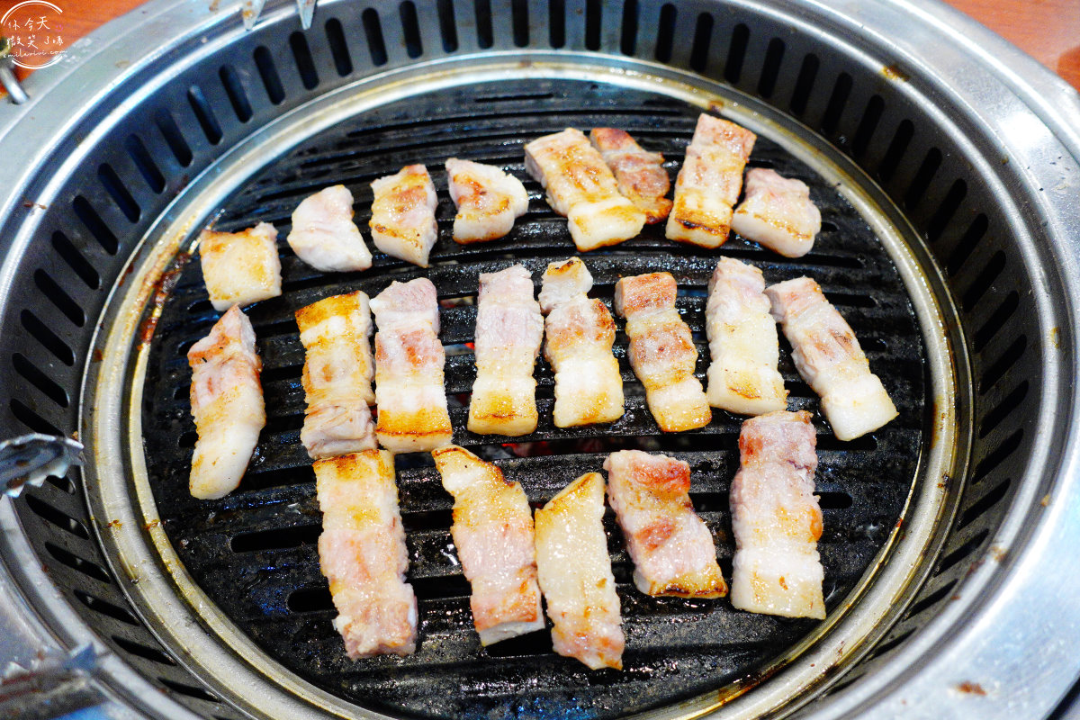 馬場排骨本店∥首爾馬場排骨本店(마장갈비본점)馬場站(마장역)炭火烤肉店︱電影超完美殺手拍攝地,比臉還大的牛王排骨、五花肉︱首爾美食、首爾烤肉店 - 第26張圖