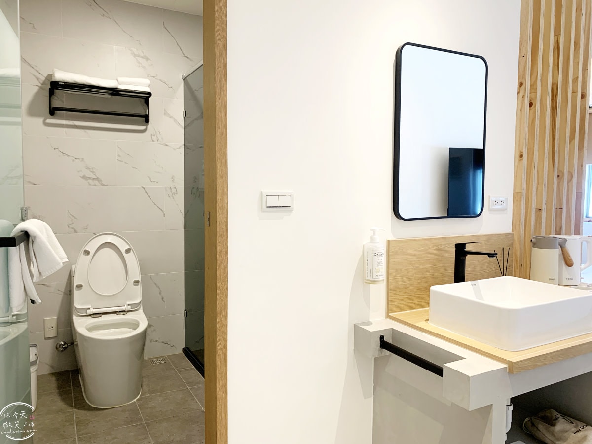 高雄住宿推薦∥河映宿沐 RiverTrees Hotel,愛河畔日系文青旅宿,高雄流行音樂中心旁,演唱會住宿推薦!紅白酒無限暢飲太幸福!高質感雙人房,各種房型一次看︱近捷運鹽埕埔站、輕軌真愛碼頭站 - 第53張圖