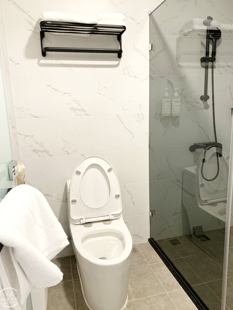 高雄住宿推薦∥河映宿沐 RiverTrees Hotel,愛河畔日系文青旅宿,高雄流行音樂中心旁,演唱會住宿推薦!紅白酒無限暢飲太幸福!高質感雙人房,各種房型一次看︱近捷運鹽埕埔站、輕軌真愛碼頭站 - 第54張圖