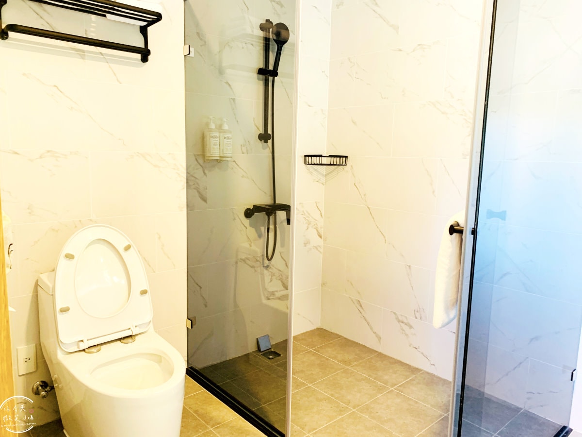 高雄住宿推薦∥河映宿沐 RiverTrees Hotel,愛河畔日系文青旅宿,高雄流行音樂中心旁,演唱會住宿推薦!紅白酒無限暢飲太幸福!高質感雙人房,各種房型一次看︱近捷運鹽埕埔站、輕軌真愛碼頭站 - 第47張圖